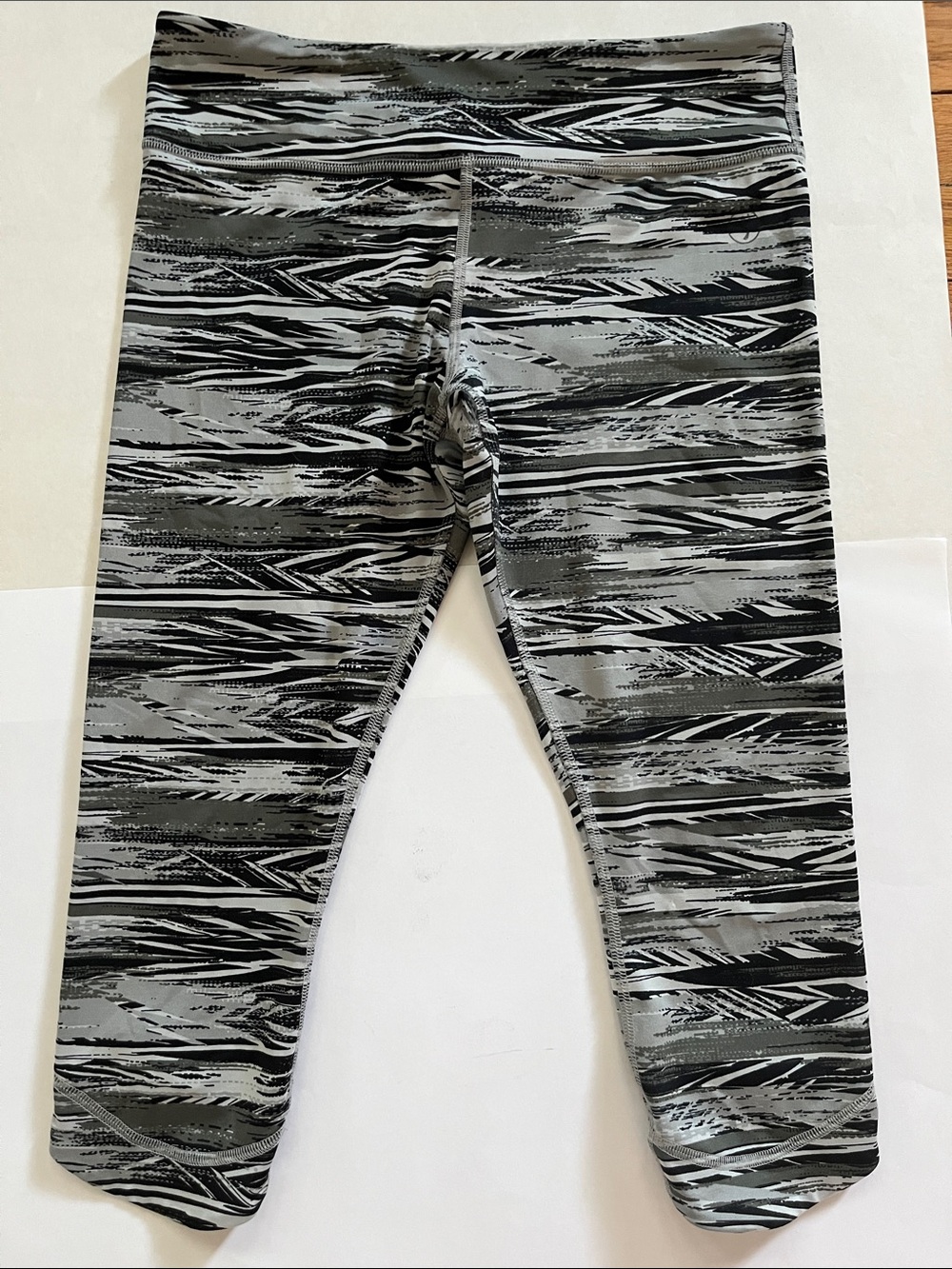 Zumba Fitness Black & Gray Patterned woman’s Leggings size medium stretch capris
